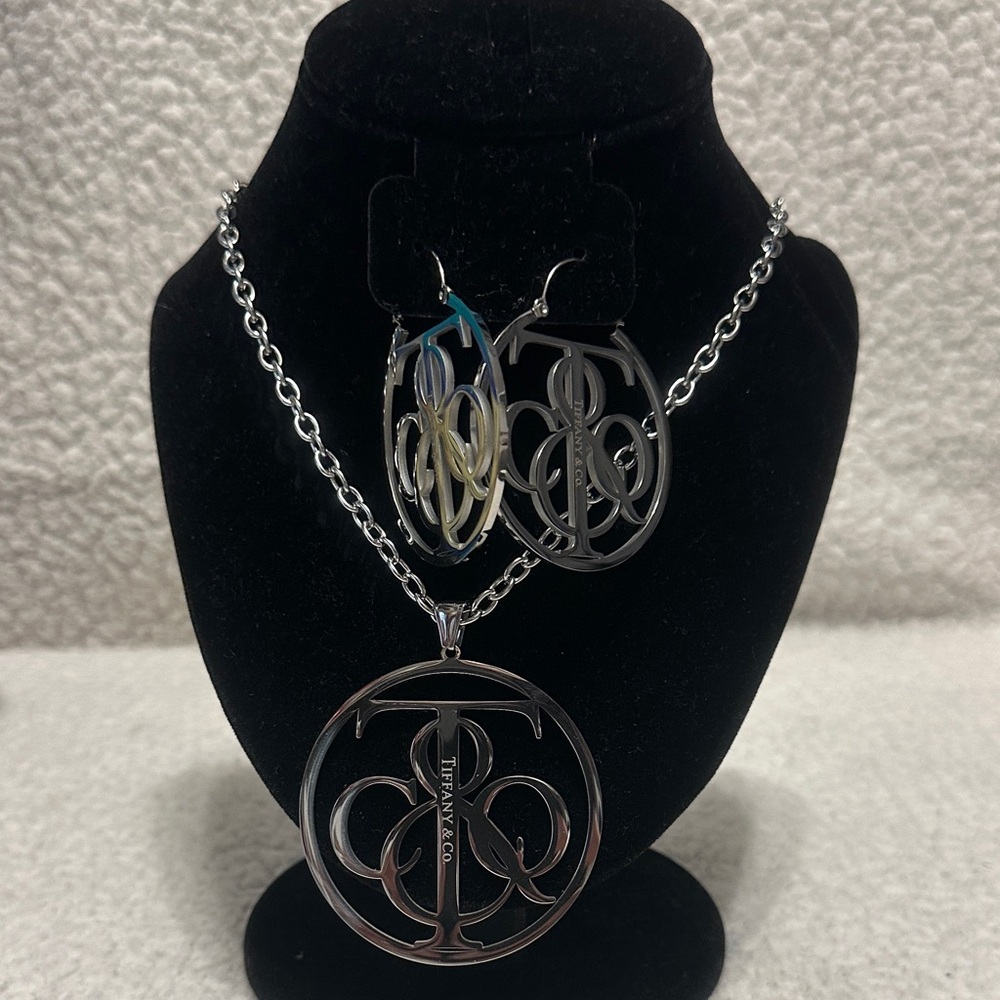 New Fashion Inspired Jewelry Set
 (NECKLACE/EARRING)